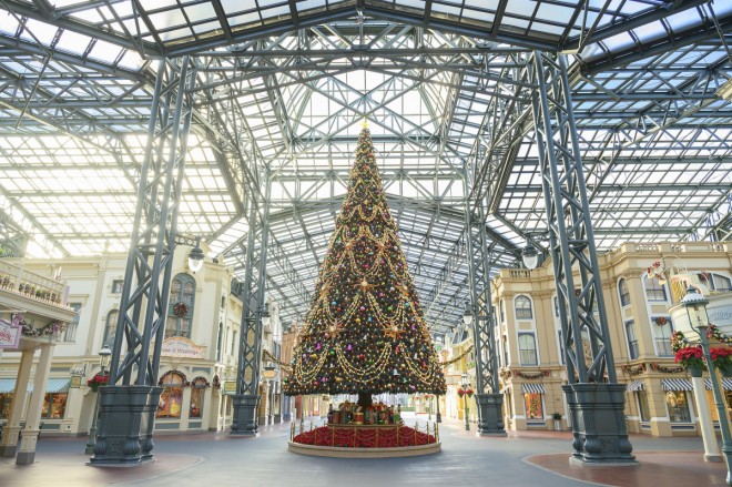 "Christmas Tree at World Bazaar in Tokyo Disneyland" 